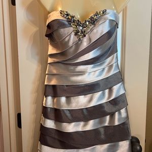 Beautiful Strapless Silver and Gray Tony Bowls Cocktail dress - size 2